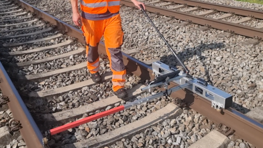 Track roughness measurement device